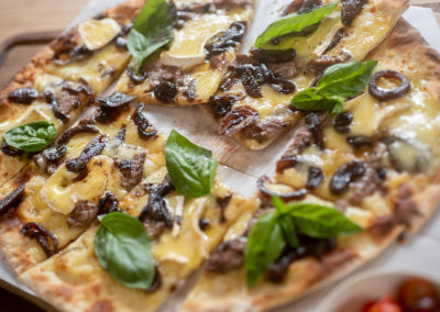 Pizza camembert and caramelised onion